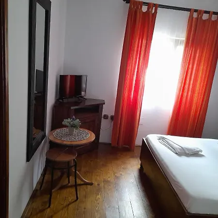 Guest house Pensiunea Trei Ponei