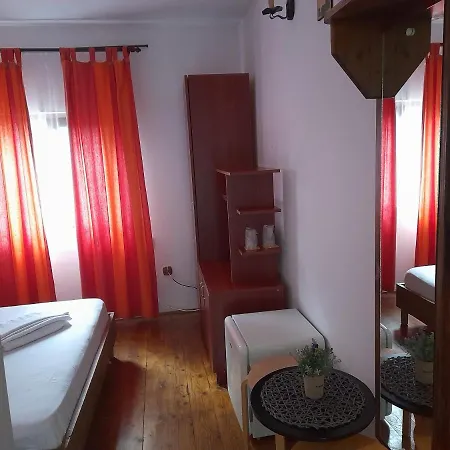 Guest house Pensiunea Trei Ponei