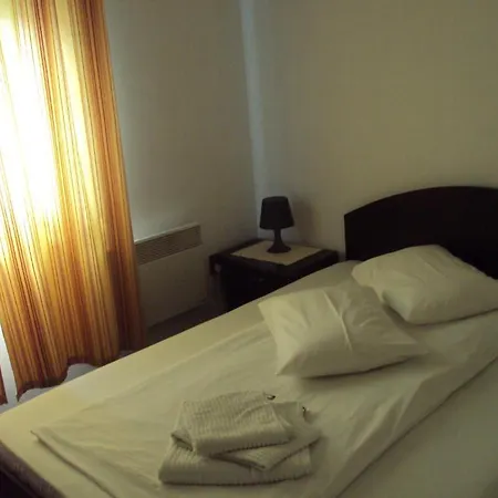 Guest house Pensiunea Trei Ponei 3*